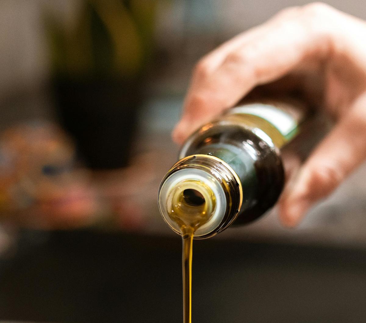 This study found that in US adults, particularly women, consuming more olive oil was associated with lower risk of dementia-related mortality, regardless of diet quality.