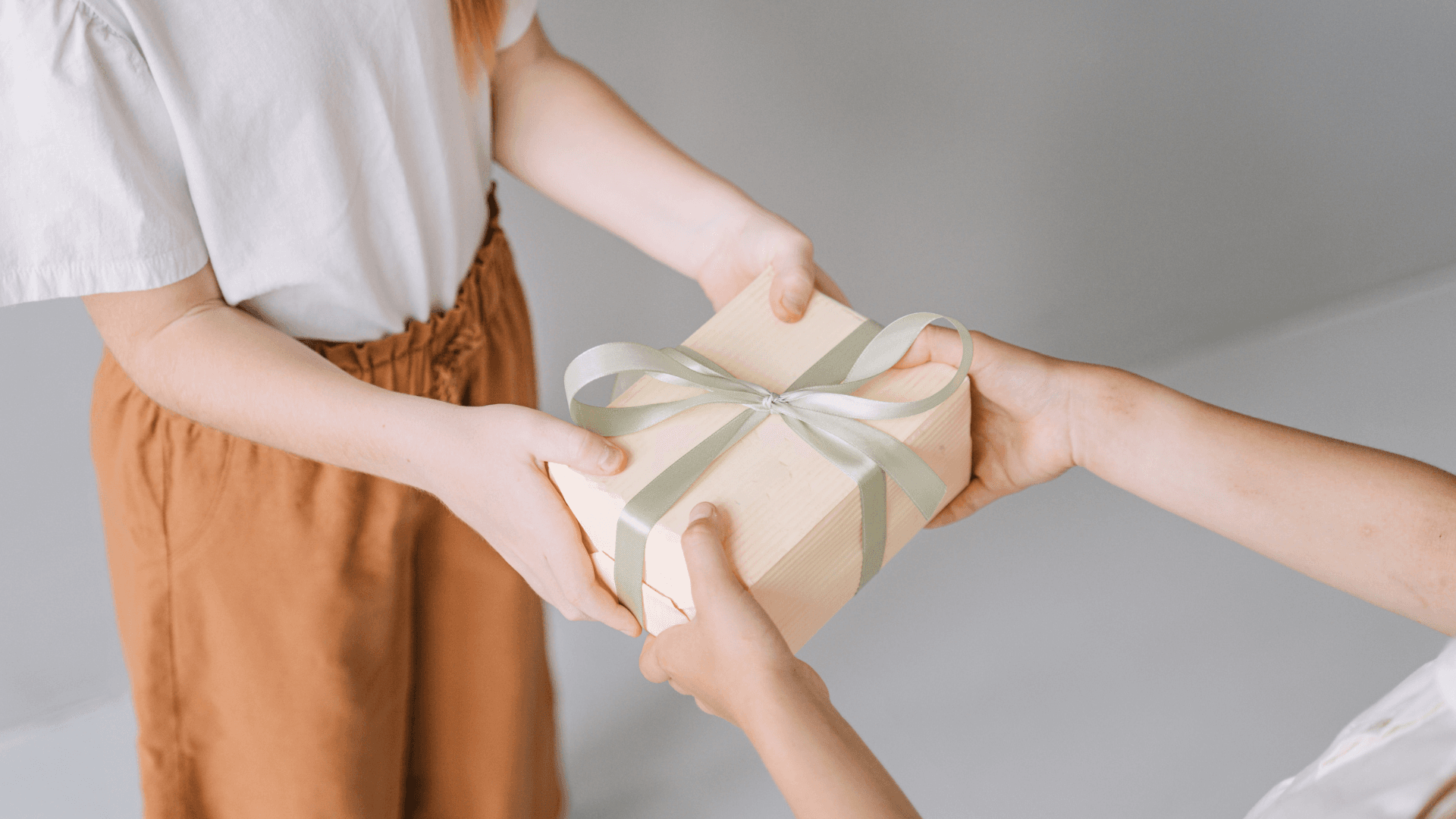 Spanish 10 Gifts for Believers They'll Actually Enjoy Image