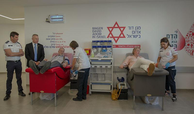 Ambassador Huckabee and wife donate blood for Israel