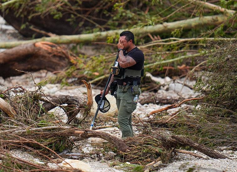 Deputy on river search takes a moment to recharge