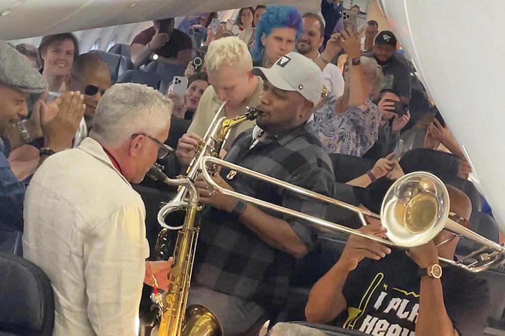 Dave Koz and bandmates held an impromptu jam session in the aisle 