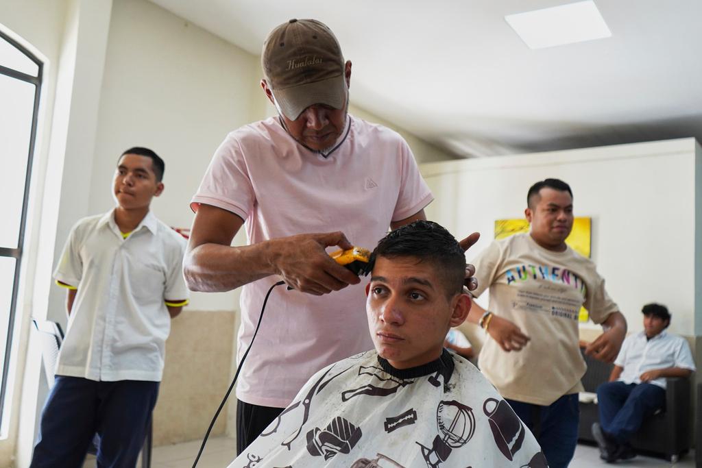 Student at barbershop to adhere to public school rules for hair in San Salvador, El Salvador