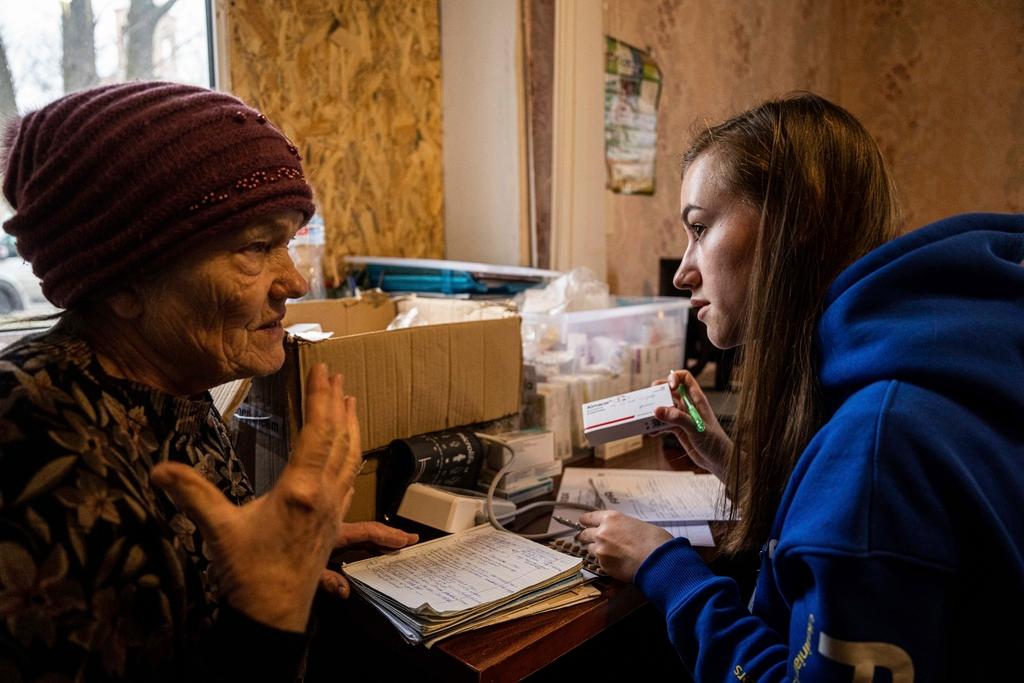 A medical volunteer of FRIDA Ukraine speaks to a patient