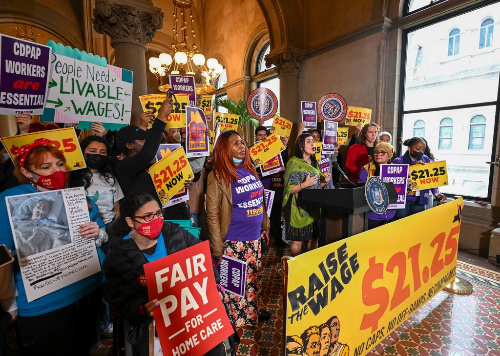 Protesters urging lawmakers to raise New York's minimum wage