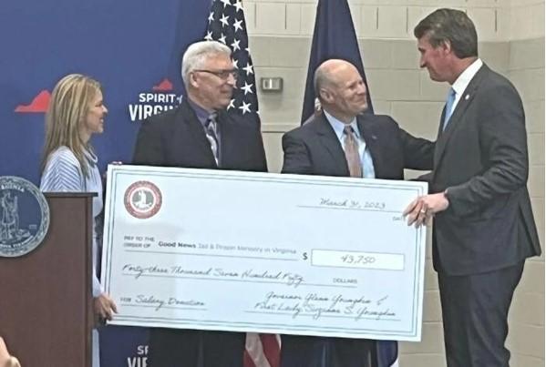 Flanked by Virginia First Lady Suzanne S. Youngkin and Virginia Governor Glenn Youngkin, Ray Perez, Good News Chaplain and Jon Evans, president of Good News receive the honorary check 