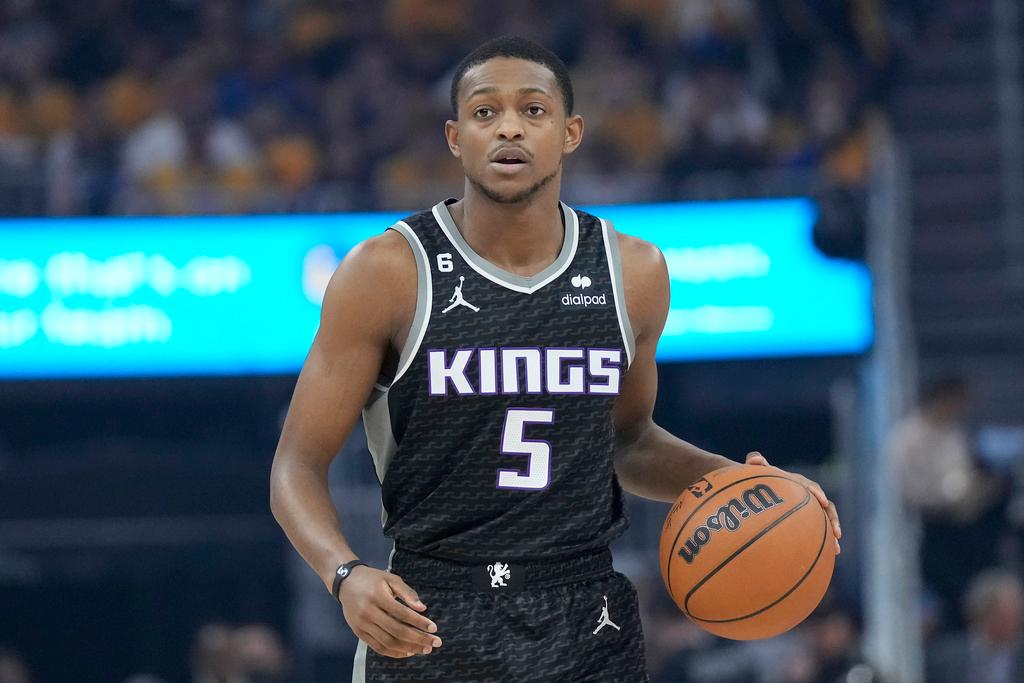 Sacramento Kings guard De'Aaron Fox (5) brings the ball upcourt against the Golden State Warriors during the first half of Game 4.