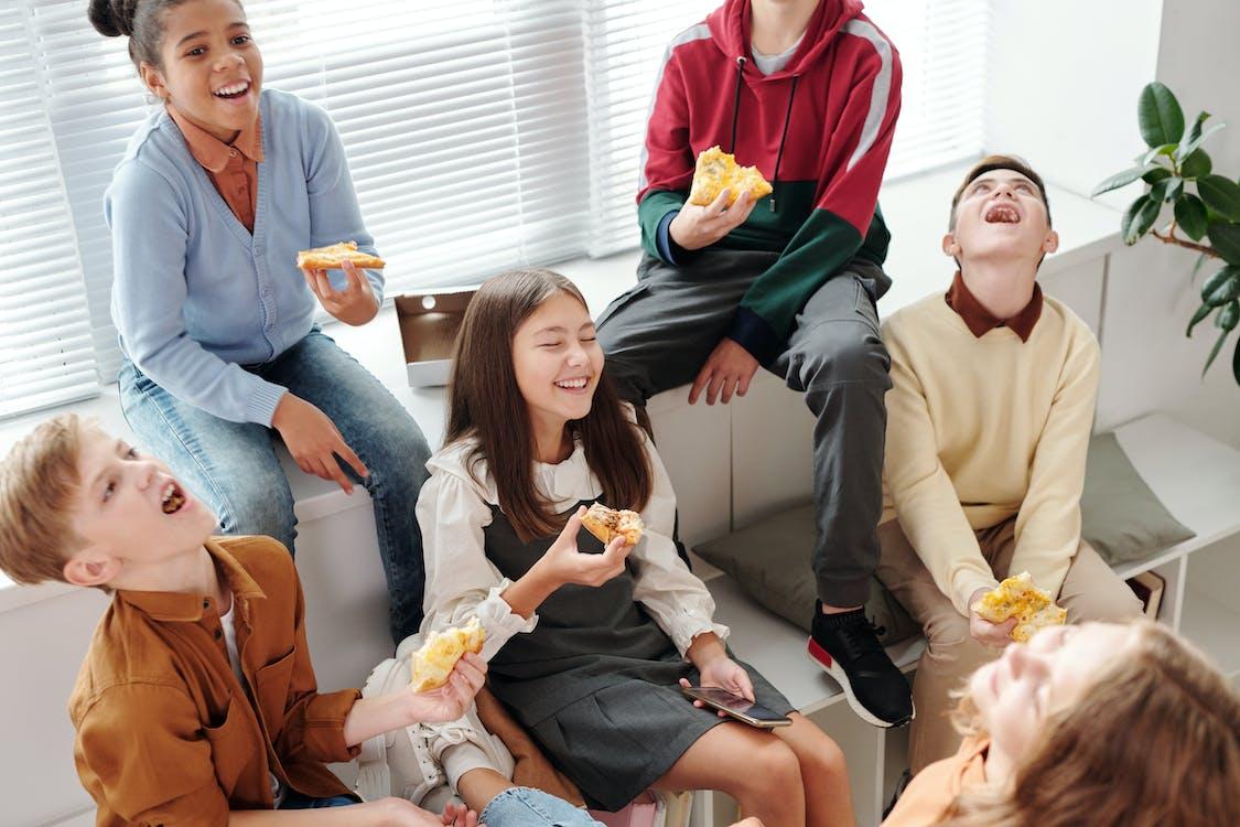 Kids eating pizza