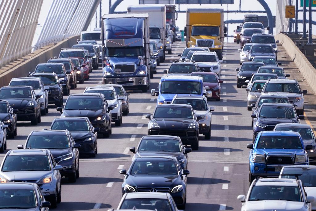 Automobile traffic jams Route 93 South in Boston