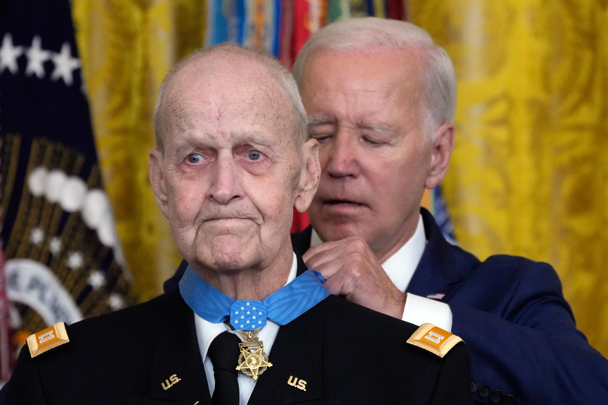 Pres. Biden putting the medal of honor around an Army vet's neck in the White House
