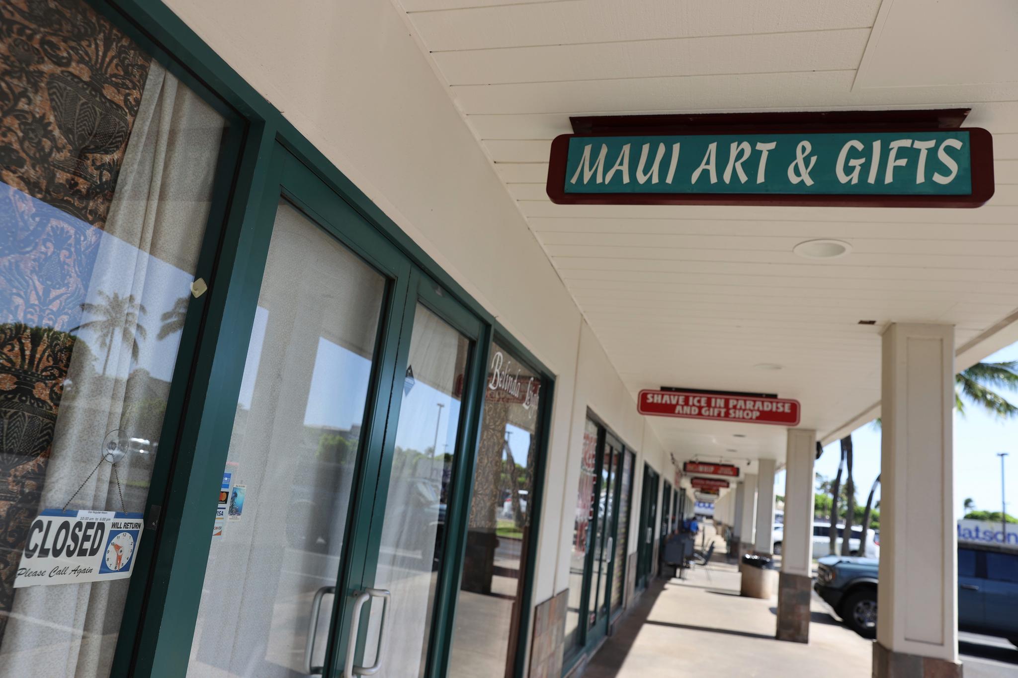 A very empty strip mall in Maui with a sign "Maui Art and Gifts"