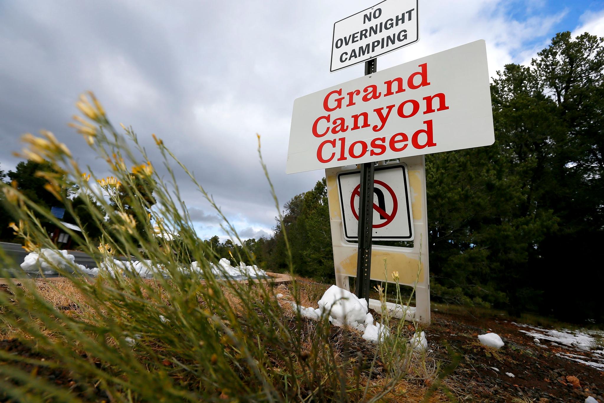 Sign showing the Grand Canyon is closed