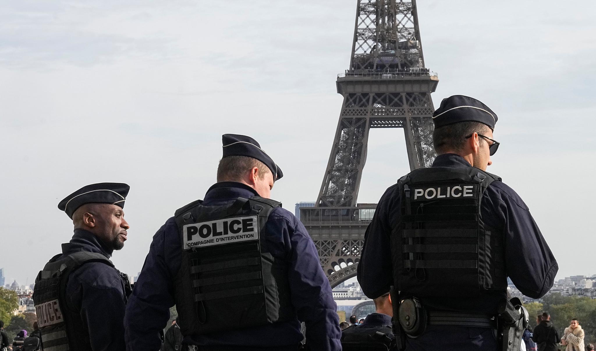 Police Eiffel Tower