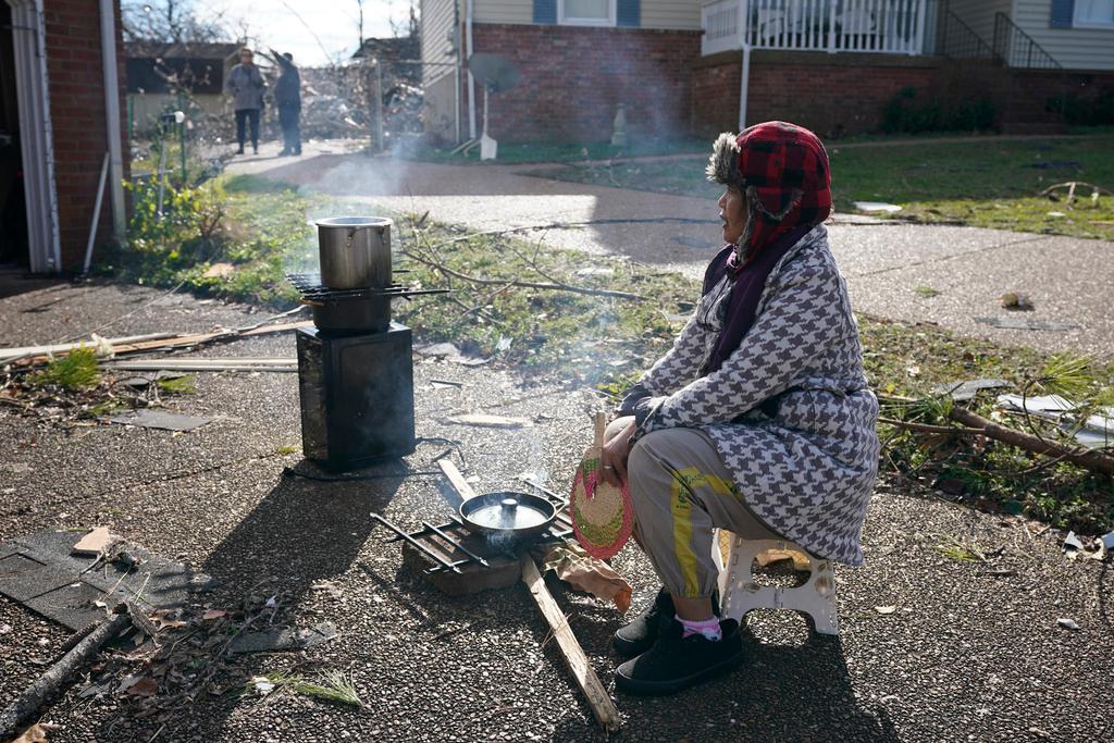 Help is needed! Gearly Lindsey cooks by fire in her driveway in Nashville