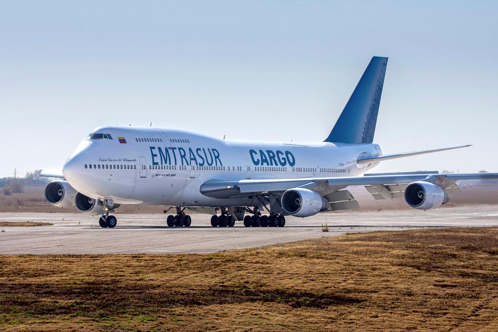 Venezuelan-owned Boeing 747 taxis on runway