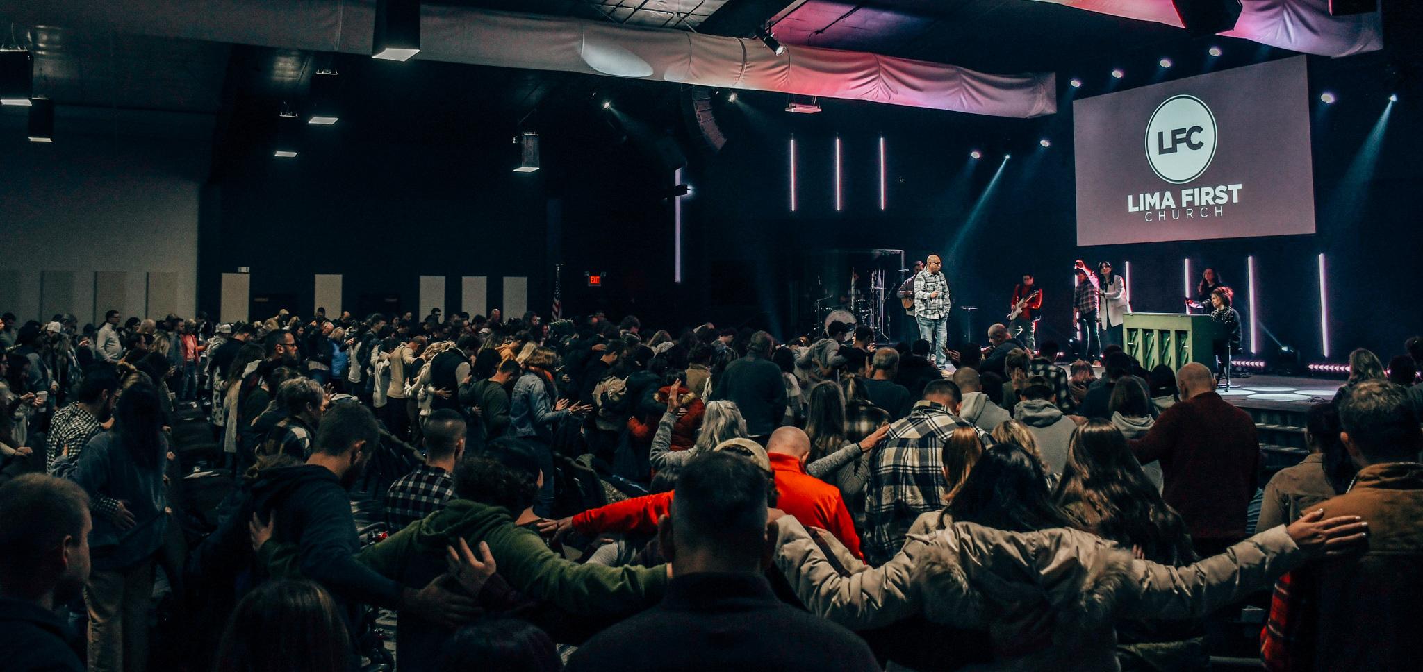 Huge group of people, praying