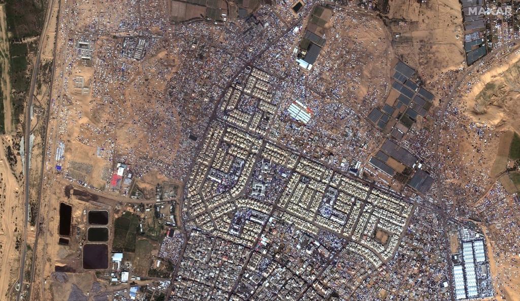 Overview of tents, shelters and people in Rafah, Gaza