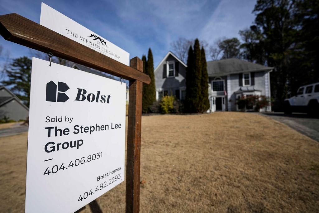 A sign announcing the sale of a home