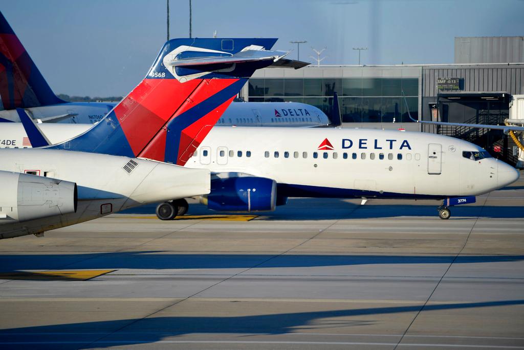  Delta Airlines aircraft taxi's