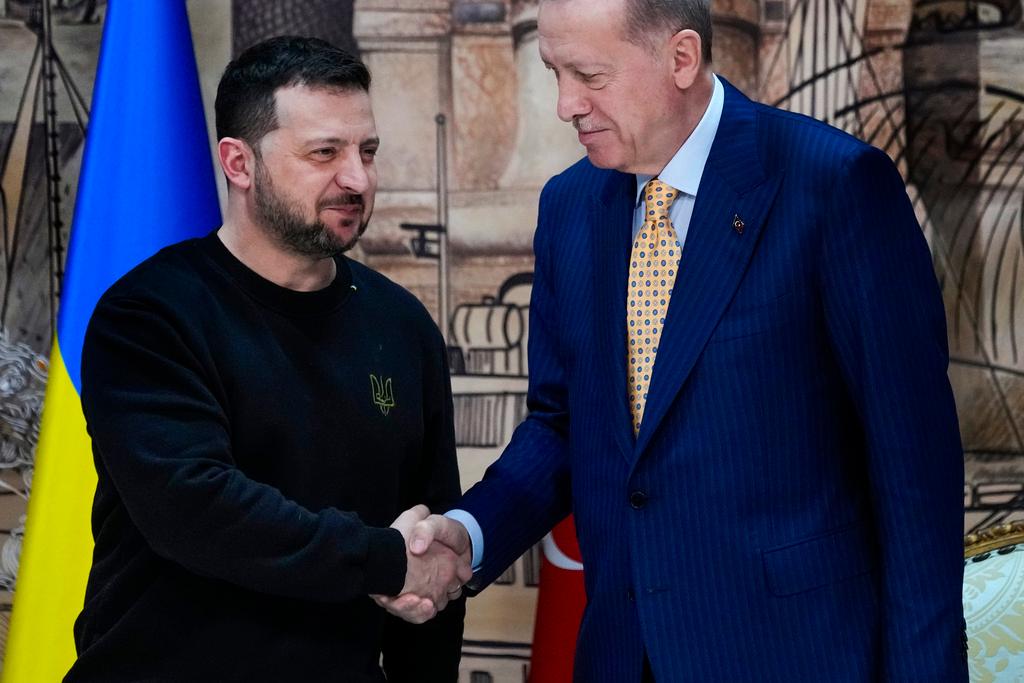 Turkish President Recep Tayyip Erdogan, right, shakes hands with Ukrainian President Volodymyr Zelenskyy at the end of a join news conference following their meeting at Dolmabahce palace in Istanbul, Turkey