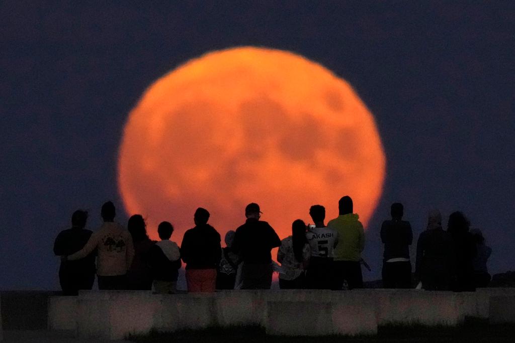Another Supermoon Arriving, And It Offers A Comet Sidekick Positive Encouraging KLOVE