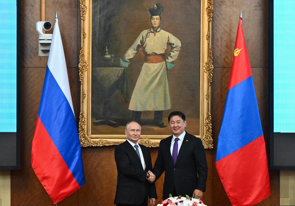 Russian President Vladimir Putin, left and Mongolian President Ukhnaagiin Khurelsukh 