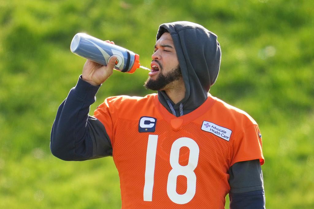 Chicago Bears quarterback Caleb Williams (18) participates in a NFL football training session in Ware, England