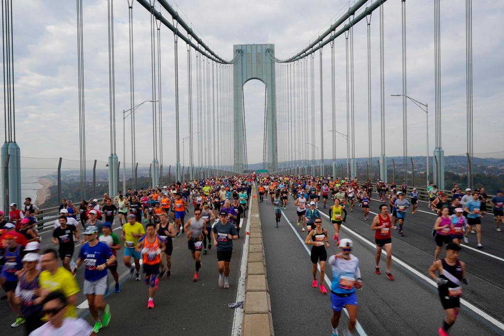 Runners cross the Verrazzano-Narrows Bridge at the start of the New York City Marathon (2023)