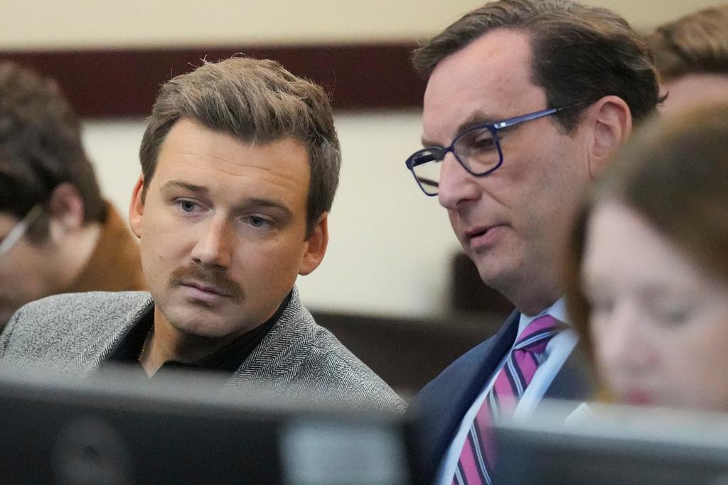 Morgan Wallen, left, speaks to his attorney Worrick Robinson, right, in criminal court Thursday, Dec. 12, 2024, in Nashville, Tenn.