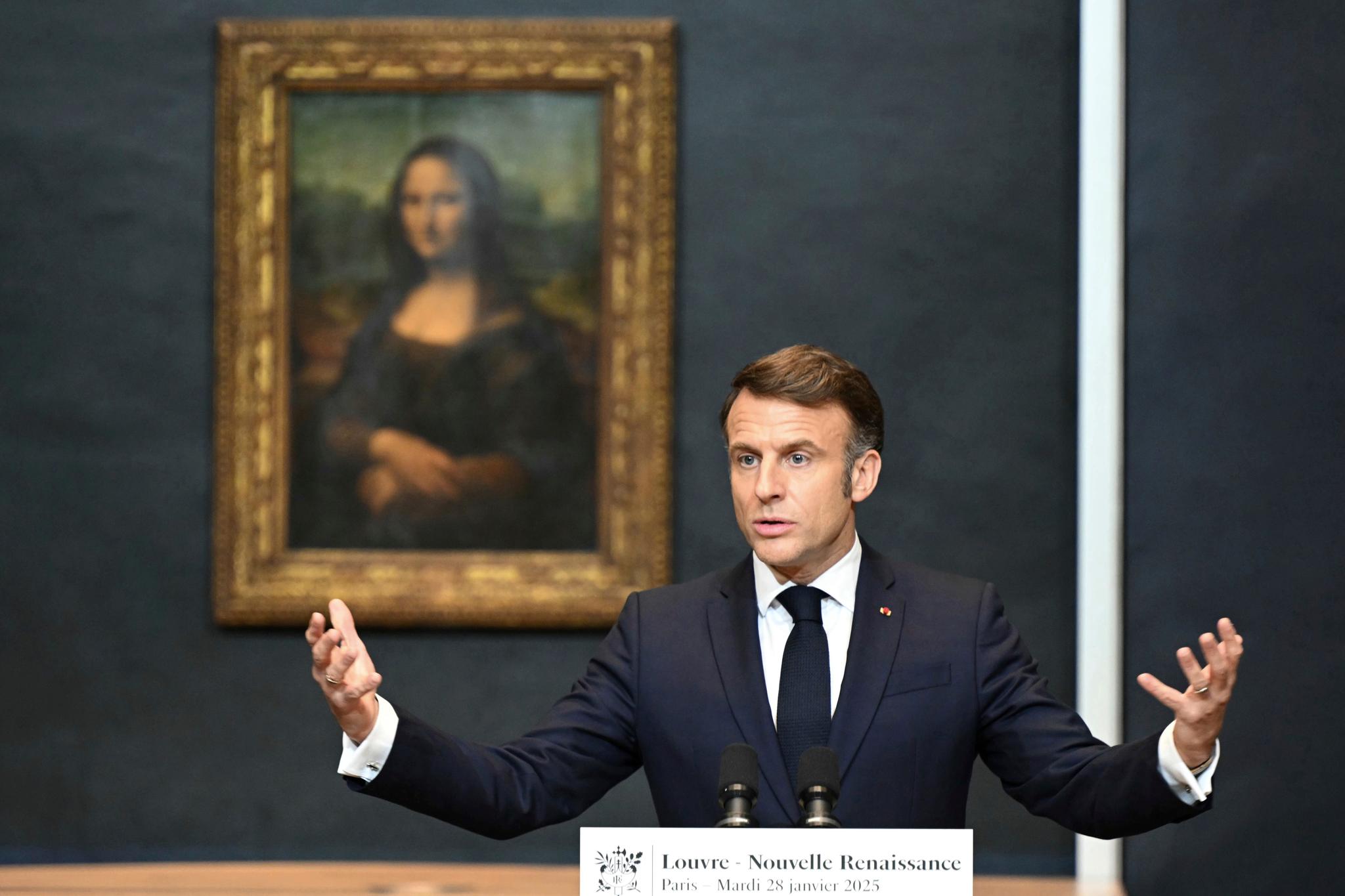French President in front of the Mona Lisa