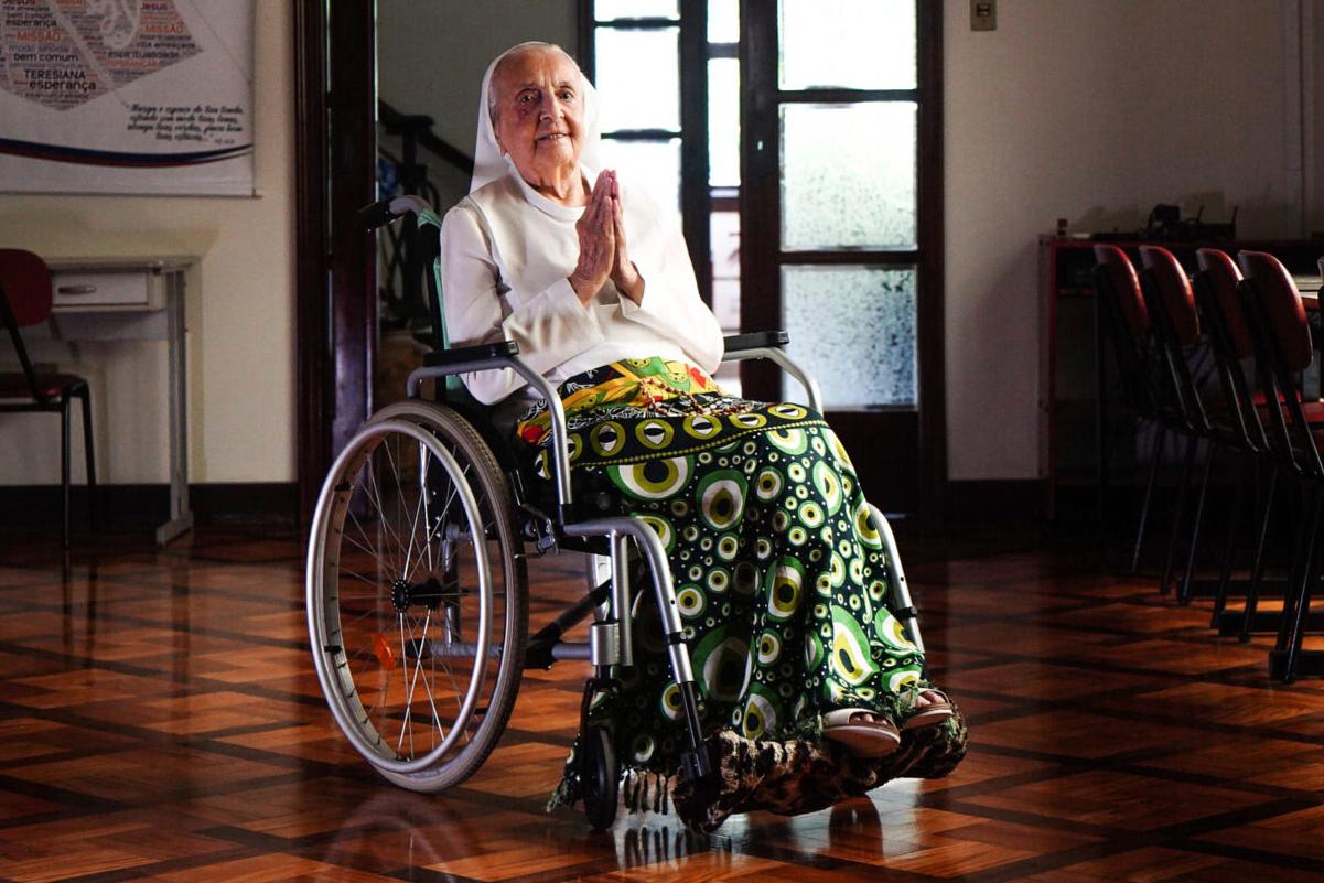 Smiling woman sitting in a wheelchair.