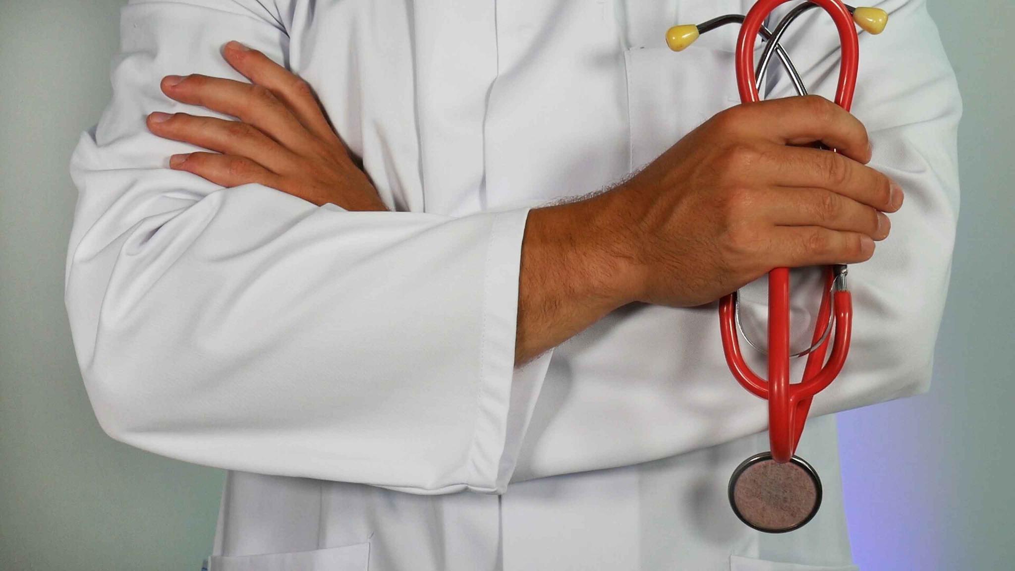 Doc with red stethascope