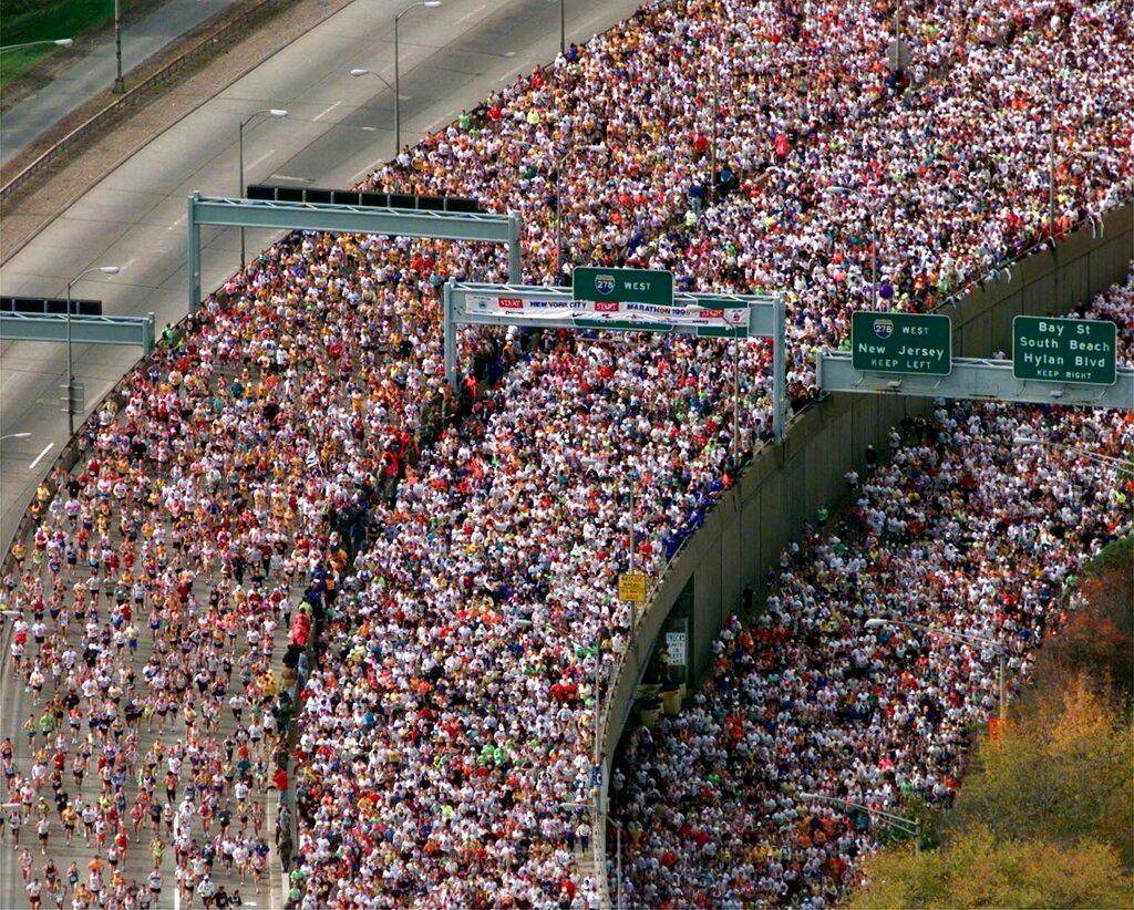 Runners fill the roadway of the Verrazano Bridge at the start of the 1998 New York City Marathon