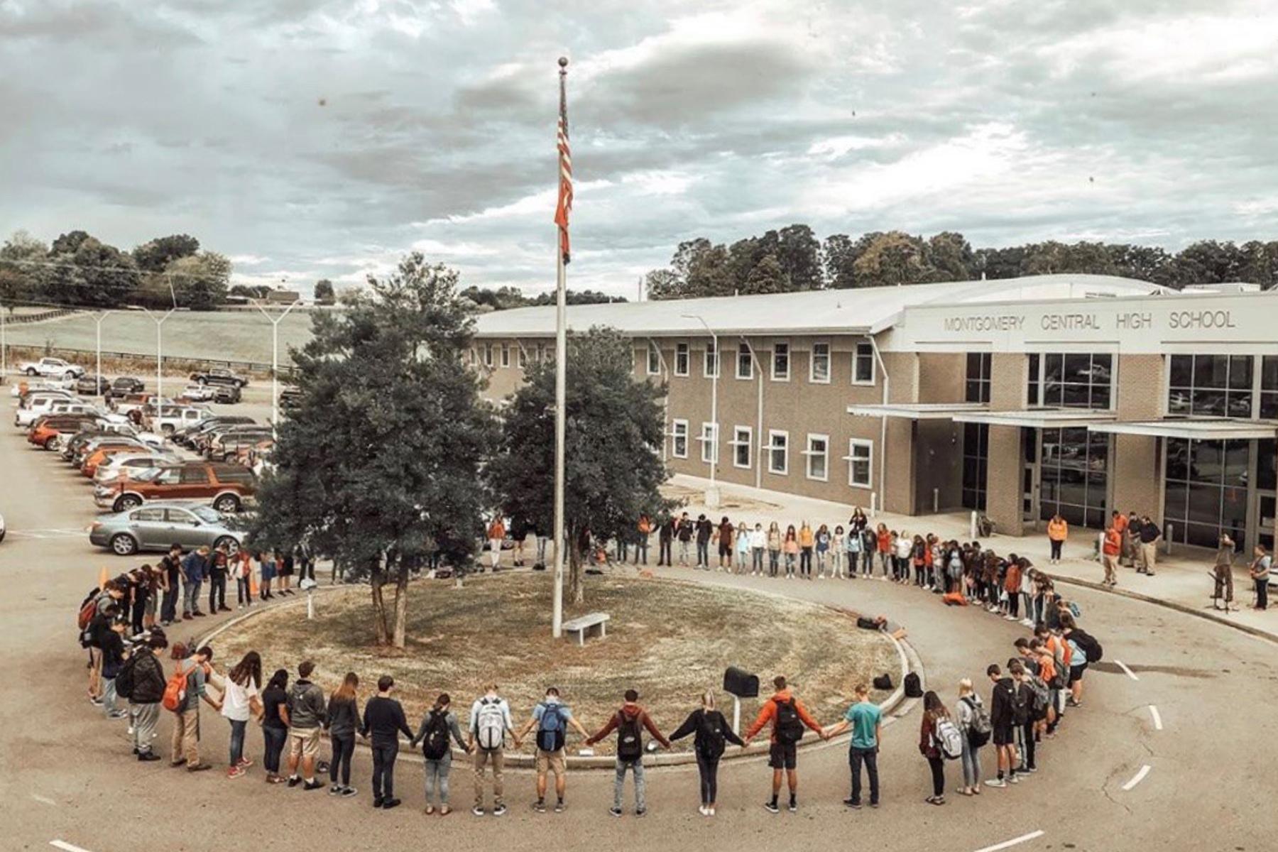 Students gather to pray