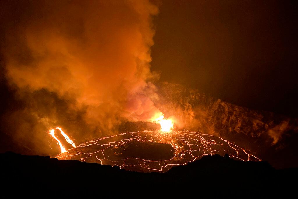 Lava lake continues to rise in the crater of Hawaii's Kilauea volcano