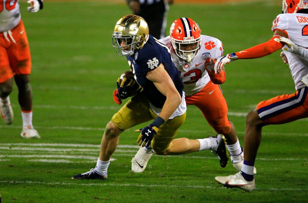 Notre Dame wide receiver Ben Skowronek evades Clemson defensive tackle Tyler Davis