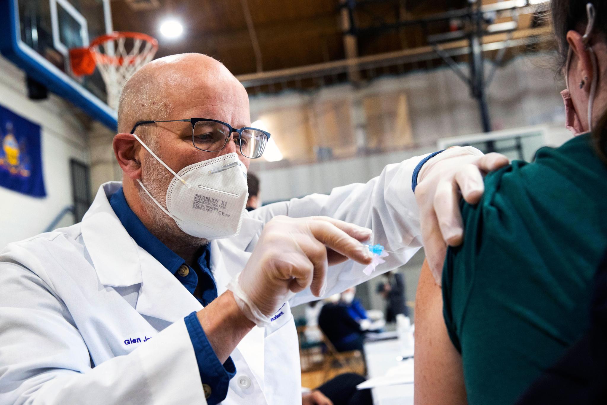 nursing student administers a COVID-19 vaccine