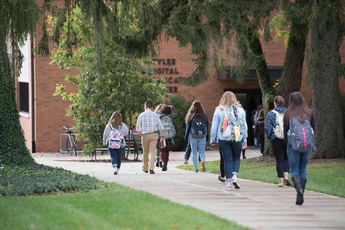 Students walking on campus - Cedarville University
