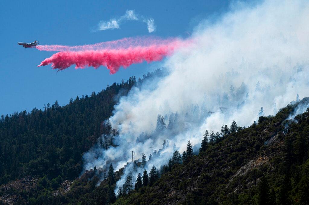 Air tanker dropping retardant 