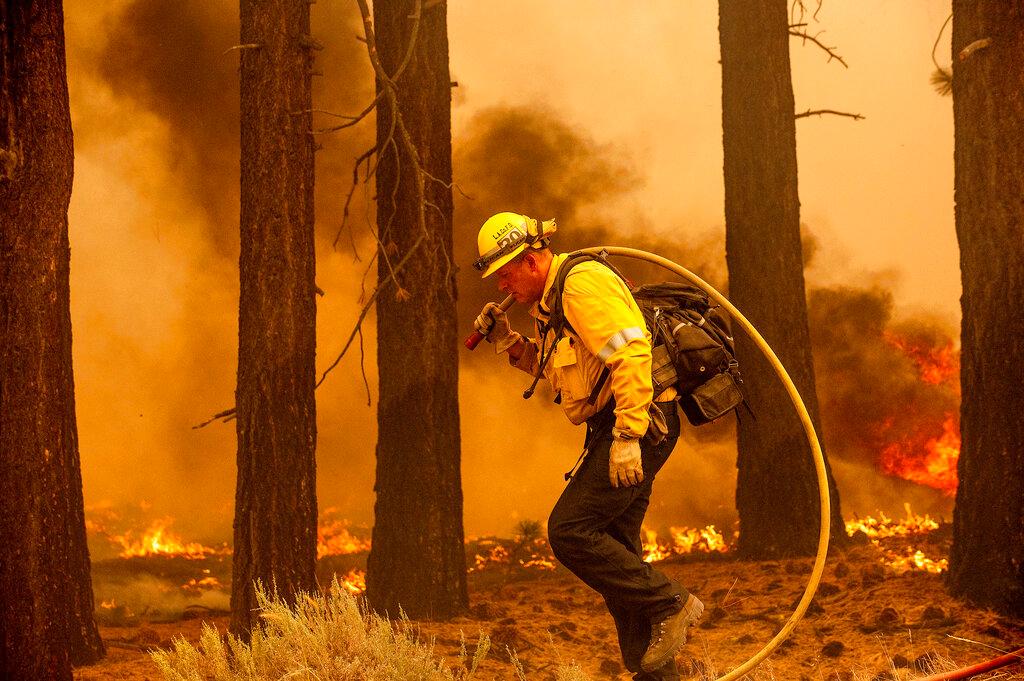 Firefighter battles Caldor Fire near South Lake Tahoe 