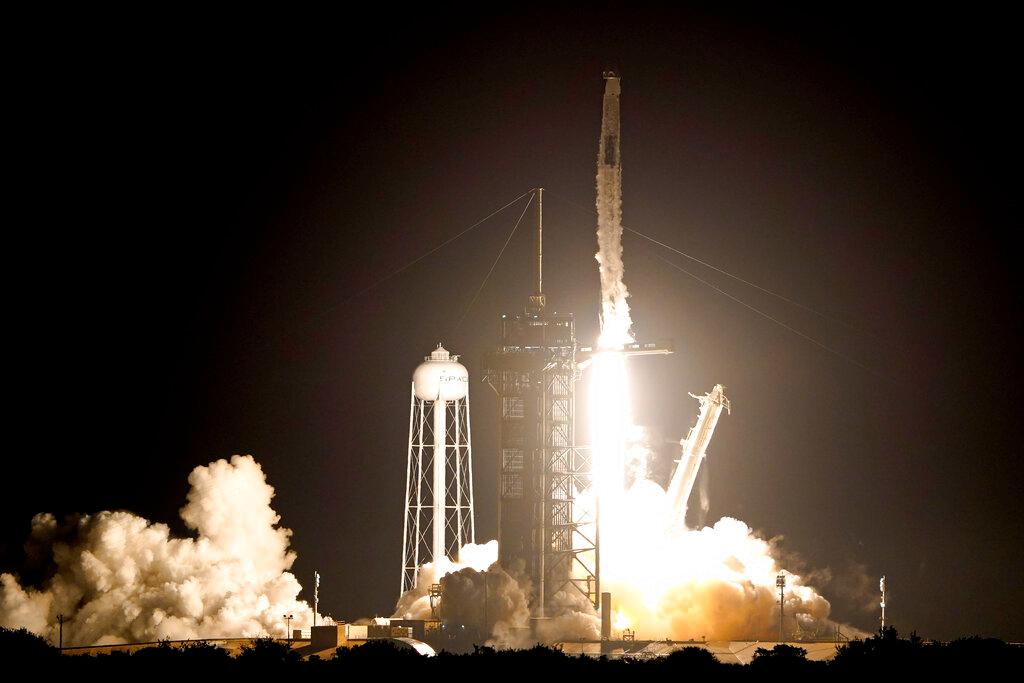 SpaceX rocket carrying astronauts to space station 
