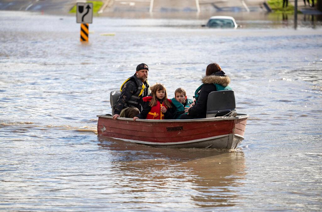 Woman and her children rescued by boating volunteer 