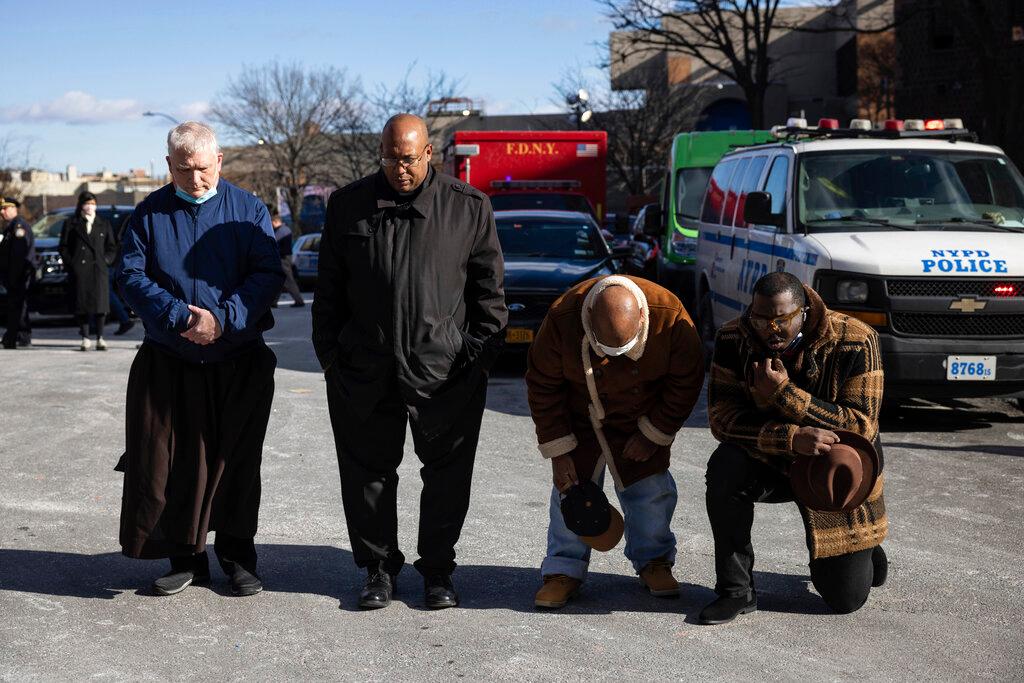 Faith leaders hold prayer vigil outside apartment building fire in NYC 