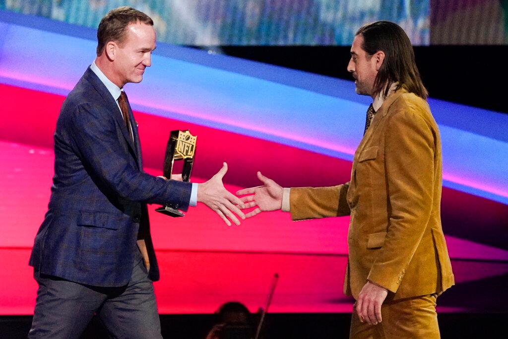 Peyton Manning shaking hands with Aaron Rodgers