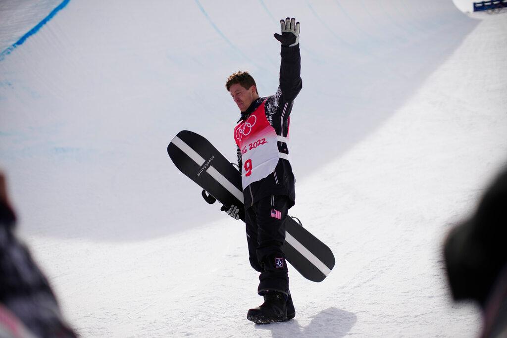 Shaun White waves to crowd