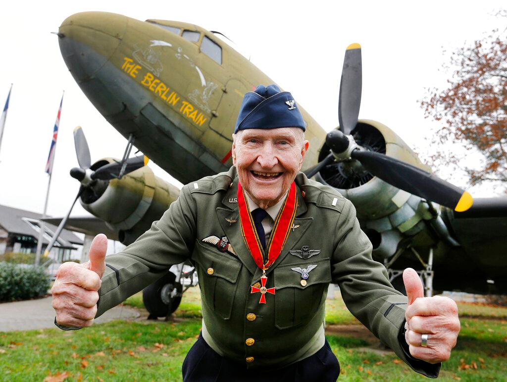 (2016) "Candy Bomber" pilot Gail Halvorsen gives thumbs up in front of an old US military aircraft with the name "The Berlin Train" in Frankfurt, Germany