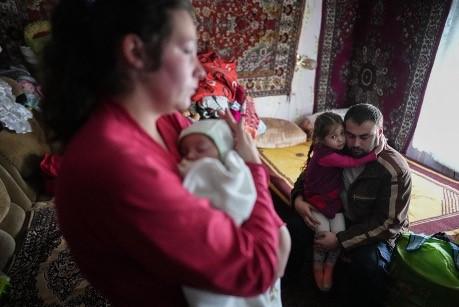 Family nervously waits as bombs rain down on Mariupol 