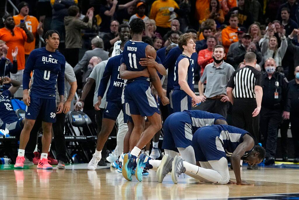 No. 15 Saint Peter's players celebrate after a win to move on to the Sweet 16 