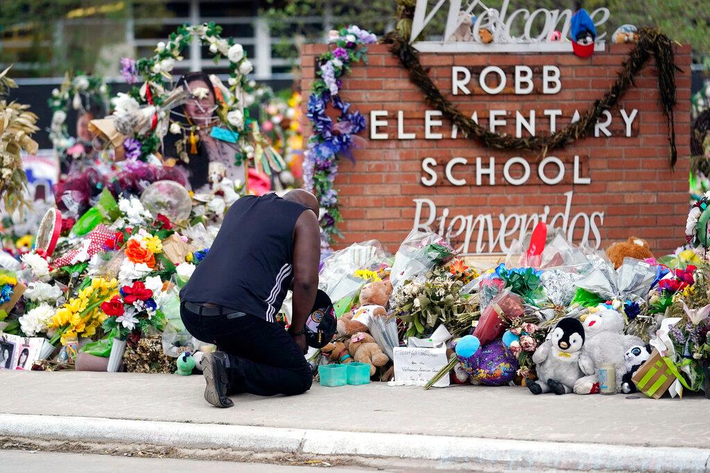Reggie Daniels pays his respects a memorial at Robb Elementary School