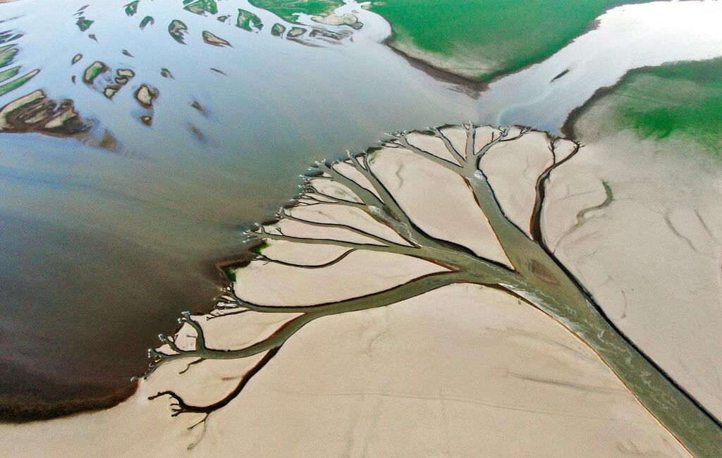 water flows through channels in the lake bed of Poyang Lake