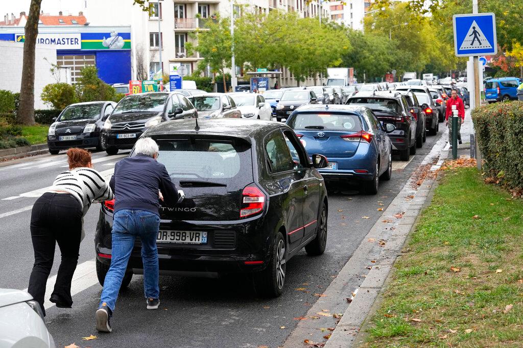 Image shows a line of car waiting to fill up their gas tanks